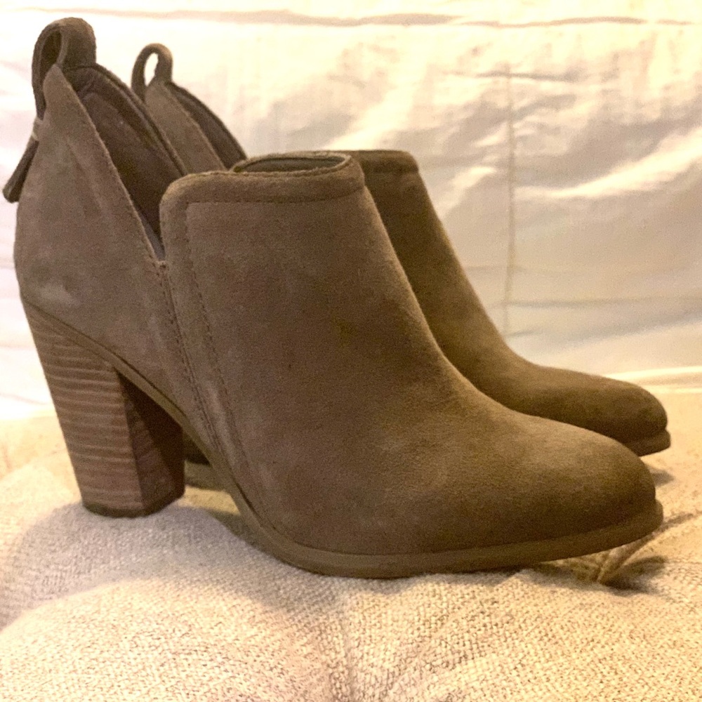 Vince Camuto booties size 6